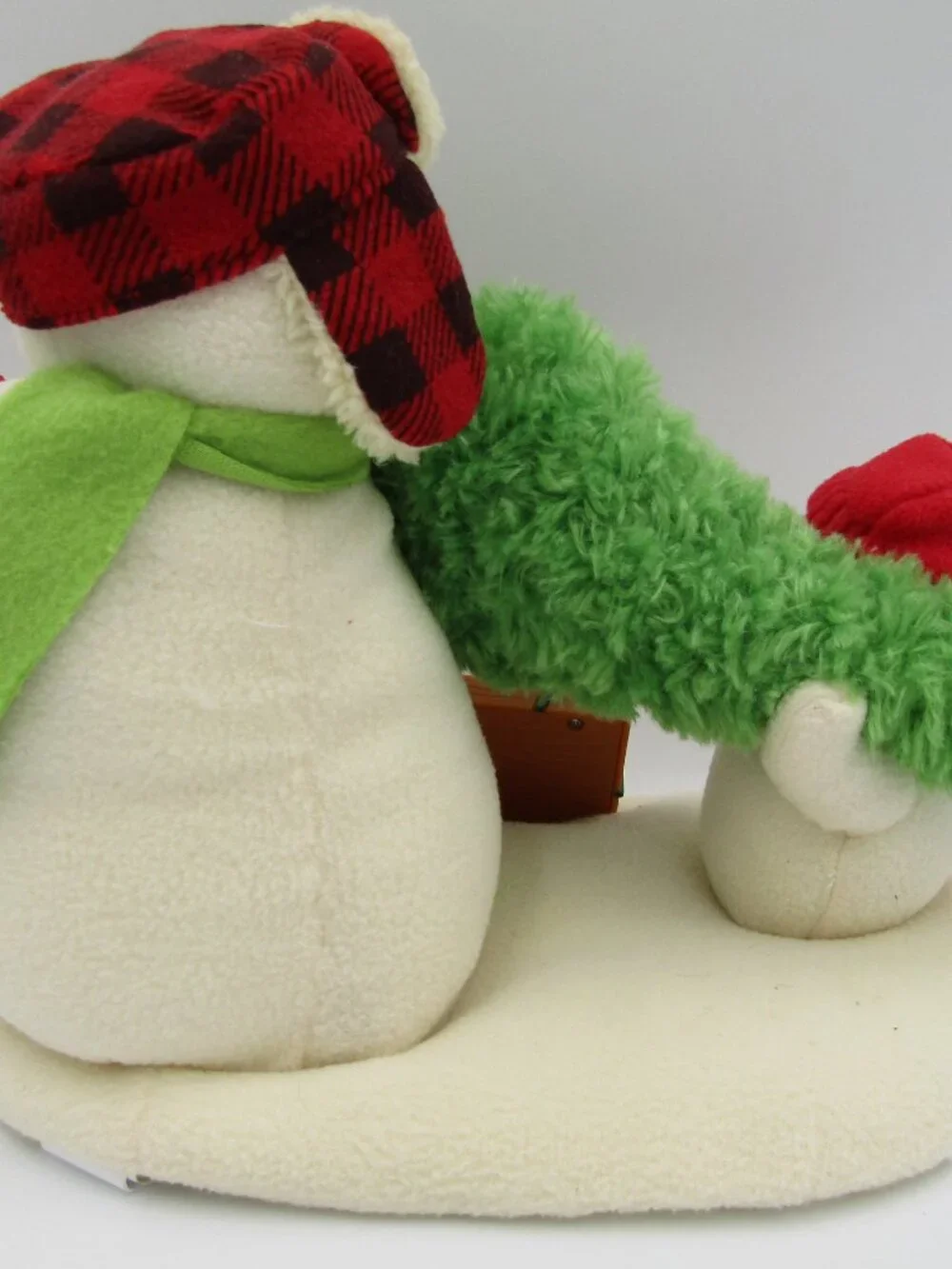 NWT Hallmark Jingle Pals 2014 The Perfect Pine Tree Farm Plush Singing Snowmen